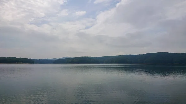 Patrząc Powierzchnię Dużego Pięknego Górskiego Jeziora — Zdjęcie stockowe