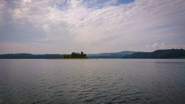 Blick Auf Die Oberfläche Eines Großen Und Schönen Bergsees — Stockfoto