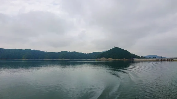 Olhando Para Superfície Grande Belo Lago Montanha — Fotografia de Stock