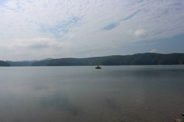 Büyük ve güzel bir dağ gölünün yüzeyine bakıyorum.