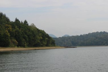Büyük ve güzel bir dağ gölünün yüzeyine bakıyorum.