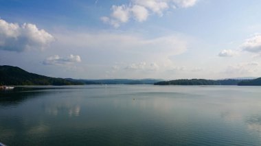 Büyük ve güzel bir dağ gölünün yüzeyine bakıyorum.