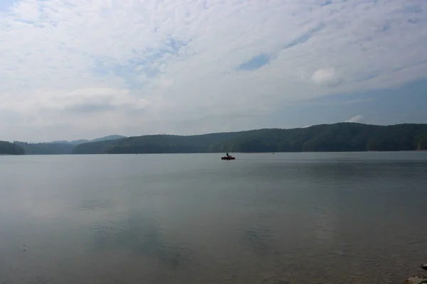 Olhando Para Superfície Grande Belo Lago Montanha — Fotografia de Stock