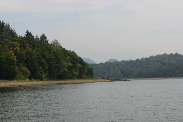 Olhando Para Superfície Grande Belo Lago Montanha — Fotografia de Stock