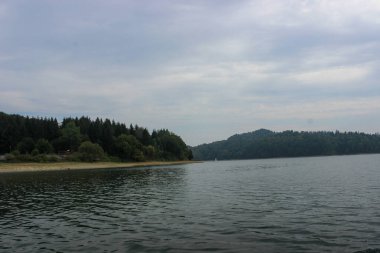 Büyük ve güzel bir dağ gölünün yüzeyine bakıyorum.