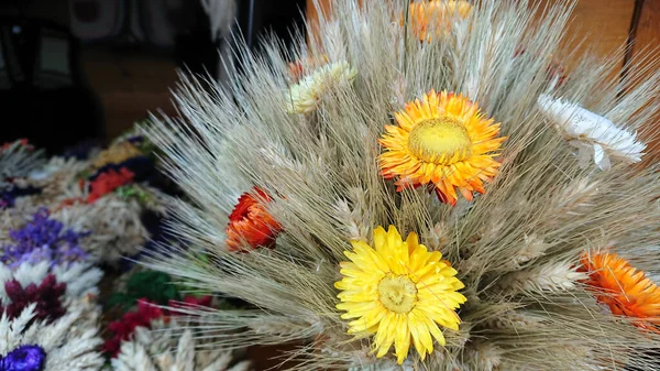 Bouquets Multicoloridos Feitos Flores Secas Orelhas Culturas Cereais — Fotografia de Stock