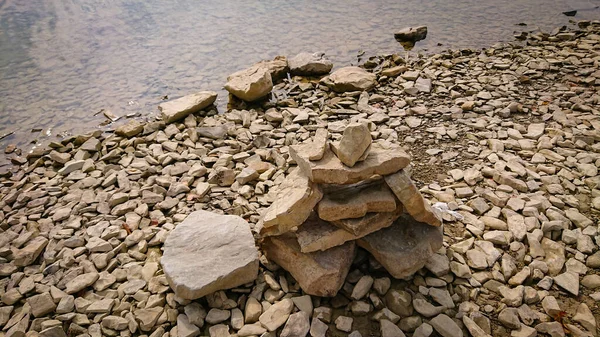 Vyvažování Skal Nebo Vyvážení Kamene Postava Břehu Jezera — Stock fotografie