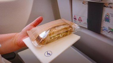 Münih, Bavyera, Almanya... 3 Eylül 2018: Uçuş sırasında Lufthansa Hava Kuvvetleri Hava Yollarından Sandviçler