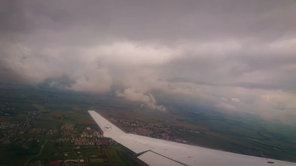 2018年9月3日至9月3日 德国慕尼黑 从汉莎航空公司的飞机窗口看到云彩与地球 — 图库照片