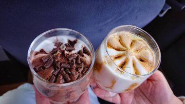 İki fincan iştah açıcı dondurma.