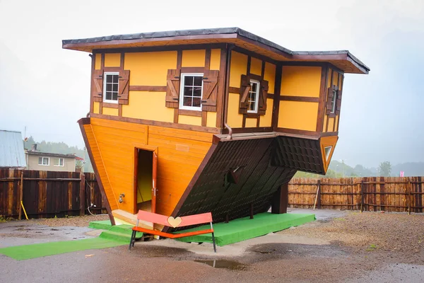 Uma Solução Arquitectónica Interessante Casa Fora Construída Cabeça Para Baixo — Fotografia de Stock