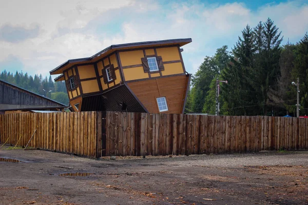 Οπτική Ψευδαίσθηση Ενδιαφέρουσα Αρχιτεκτονική Λύση Σπίτι Έξω Χτισμένο Ανάποδα — Φωτογραφία Αρχείου