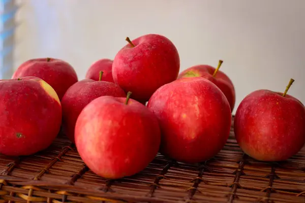 Mehrere Reife Rote Äpfel Stehen Auf Einem Weidenkorb Der Von — Stockfoto