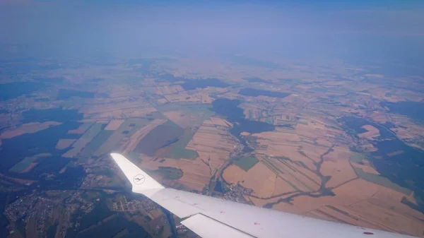 ミュンヘン バイエルン州 ドイツ 2018年9月3日 飛行中のルフトハンザ航空の飛行機の窓から雲と地球を見る — ストック写真