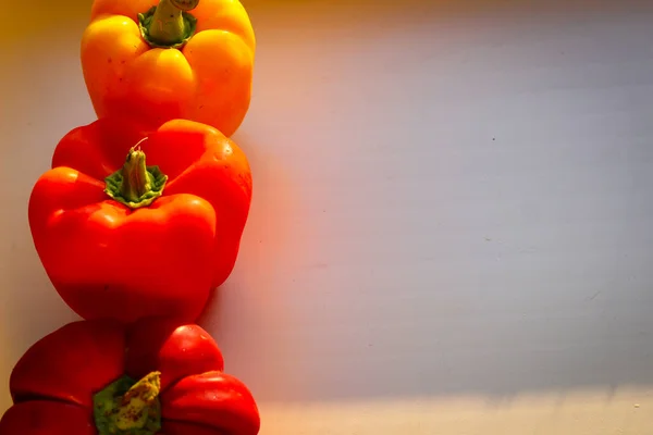 Számos Szaftos Piros Paprika Fekszik Nap Sugaraiban — Stock Fotó