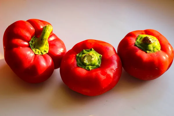 Mehrere Saftige Rote Paprika Liegen Den Sonnenstrahlen — Stockfoto