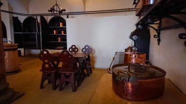 Eski şatonun mutfağı. Bakır tavalar, kabartma kalıpları ve diğer mutfak aletleri.