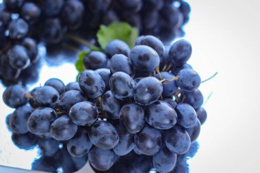 Kil tabaktaki mavi üzümler