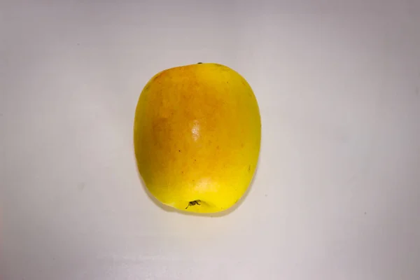 Una Manzana Verde Roja Sobre Fondo Blanco — Foto de Stock