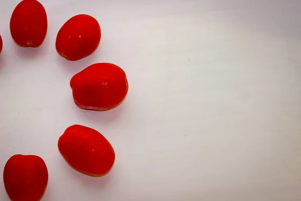 Αρκετές Κόκκινες Ντομάτες Απλωμένες Κύκλο Αντιγραφή Χώρου — Φωτογραφία Αρχείου