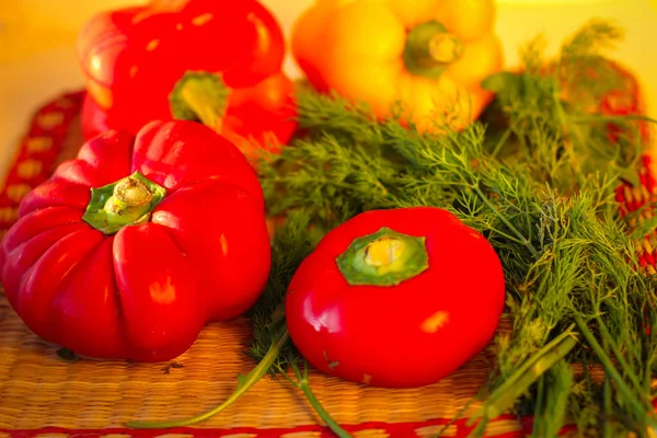 Vários Pimentos Sino Junto Com Verdes Endro Suporte Vime — Fotografia de Stock