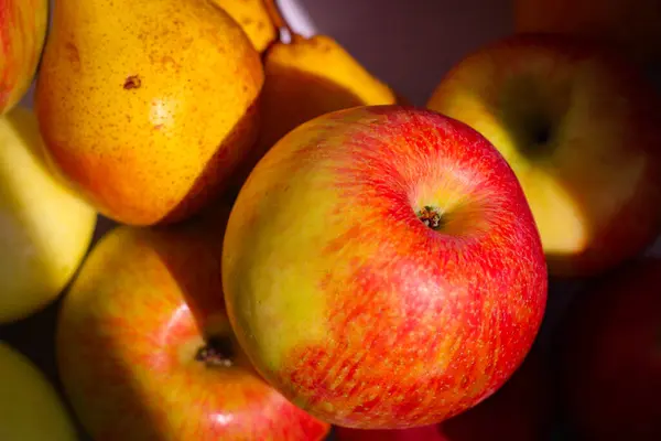 Mehrere Rot Grüne Äpfel Übereinander Stehen — Stockfoto