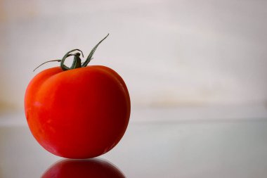 Ayna yüzeyinde bir domates