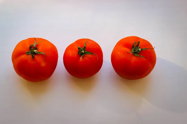 Tomates Vermelhos Uma Superfície Branca — Fotografia de Stock