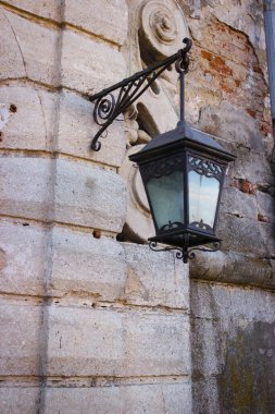 Kalenin savunma duvarındaki eski fener.