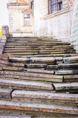 Terk edilmiş bir kalenin taş merdivenleri.