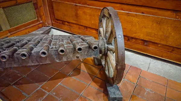 Pequeño Cañón Metal Sobre Una Base Madera — Foto de Stock