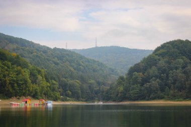 Büyük ve güzel bir dağ gölünün yüzeyine bakıyorum.