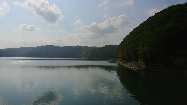 Guardando Superficie Grande Bellissimo Lago Montagna — Foto Stock