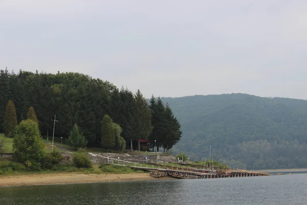 大きく美しい山の湖の表面を見て — ストック写真