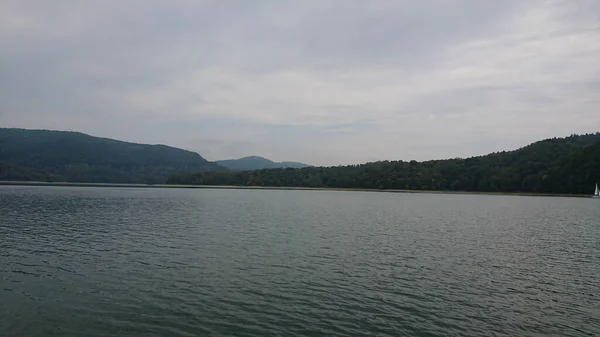 Olhando Para Superfície Grande Belo Lago Montanha — Fotografia de Stock