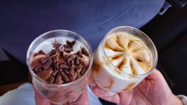 İki fincan iştah açıcı dondurma.