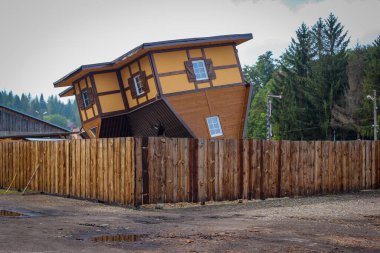 Optik yanılsama. İlginç bir mimari çözüm. Dışarıdaki ev altüst olmuş.