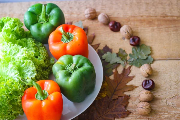 Paprika Und Salatblätter Liegen Auf Einem Teller Rund Auf Einem — Stockfoto
