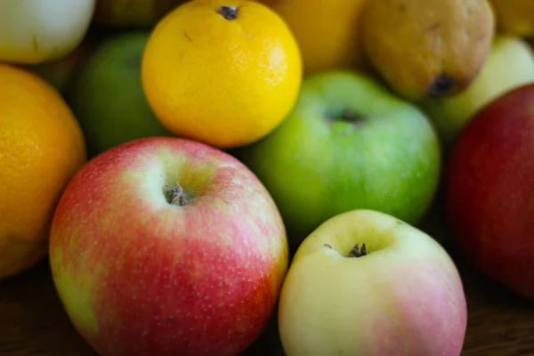 Fruktbakgrund Äpplen Apelsiner Päron Persimon Plommon — Stockfoto