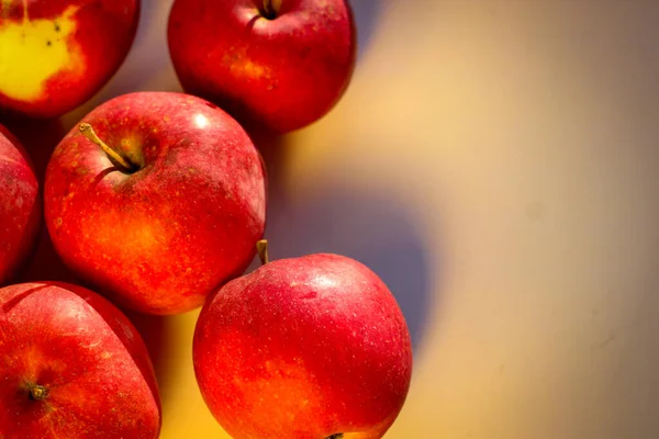 Mehrere Reife Rote Äpfel Stehen Auf Einem Weißen Hintergrund Der — Stockfoto