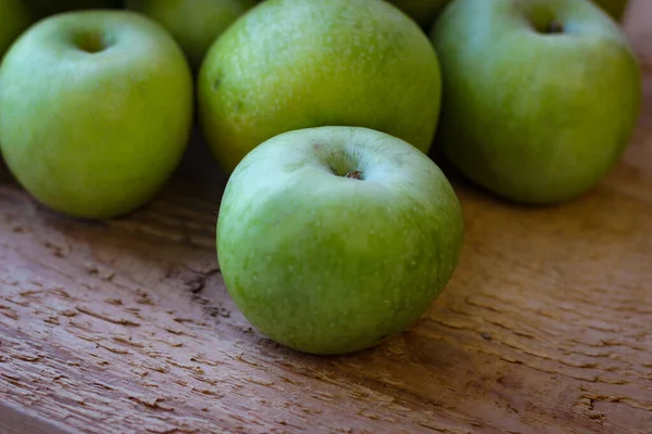 Äpplen Står Träyta — Stockfoto