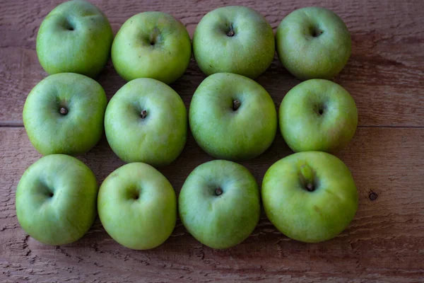 Gröna Äpplen Står Träyta — Stockfoto