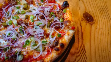 Lezzetli ve iştah açıcı bir pizza. Yakın plan çekilmiş.