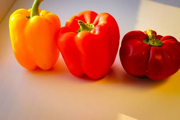 Mehrere Saftige Rote Paprika Liegen Den Sonnenstrahlen — Stockfoto