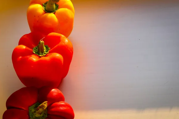 Mehrere Saftige Rote Paprika Liegen Den Sonnenstrahlen — Stockfoto