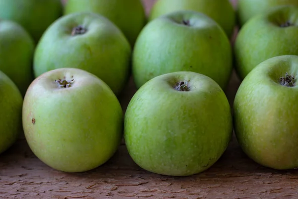 Äpfel Stehen Auf Einer Holzoberfläche — Stockfoto