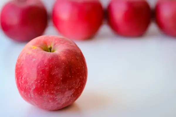 Rote Äpfel Stehen Auf Einer Weißen Fläche — Stockfoto