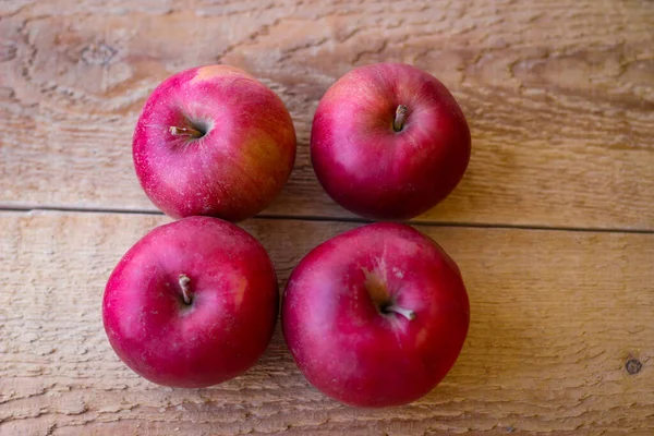 Rote Äpfel Stehen Auf Einer Holzoberfläche — Stockfoto