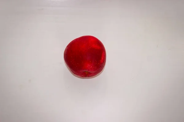 Ein Roter Apfel Auf Weißem Hintergrund — Stockfoto