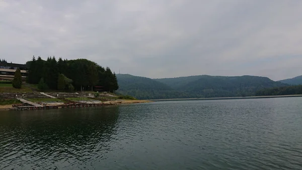 Guardando Superficie Grande Bellissimo Lago Montagna — Foto Stock